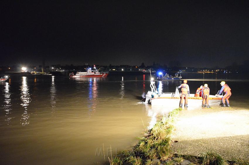 Einsatz BF Koeln PKW im Rhein Mondorf Hersel P090.JPG